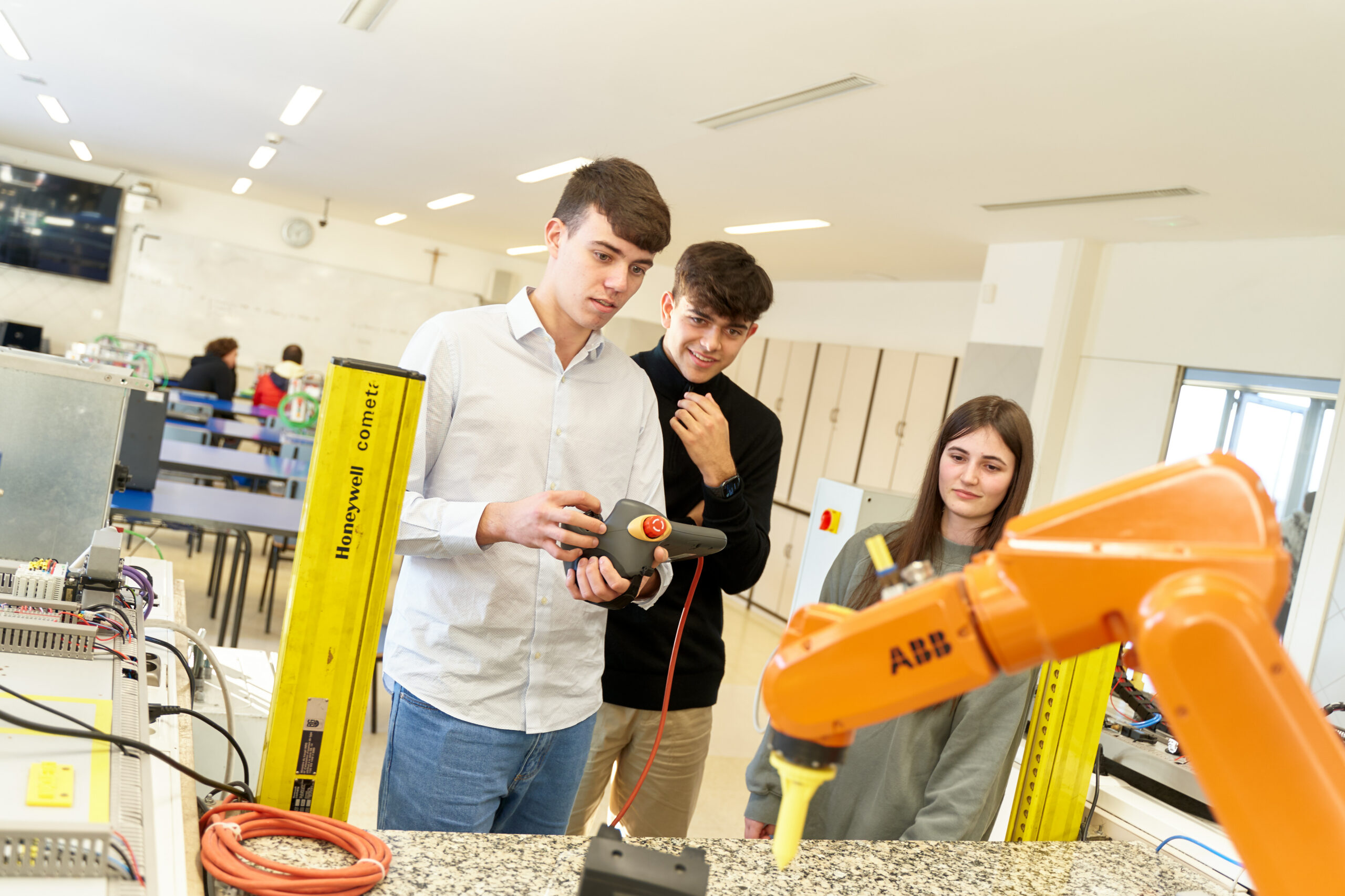 Alumnos ciclos robótica realizando prácticas- FP Fomento